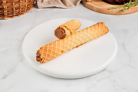 Вафельная трубочка со сгущенкой