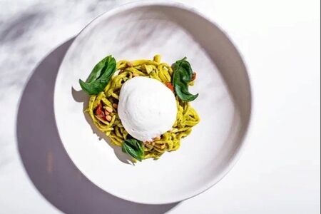 Домашняя паста с соусом песто и домашним солёным сыром