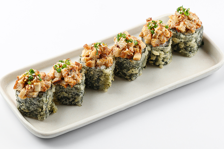 Теплый ролл с крабом и угрем