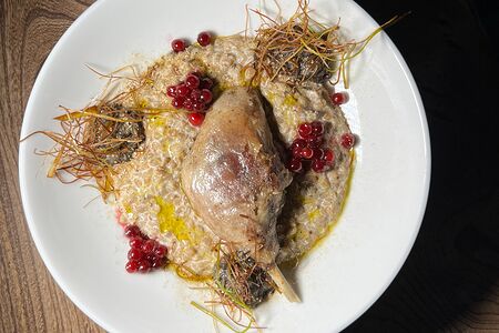 Утка томленая с греччото и грибами