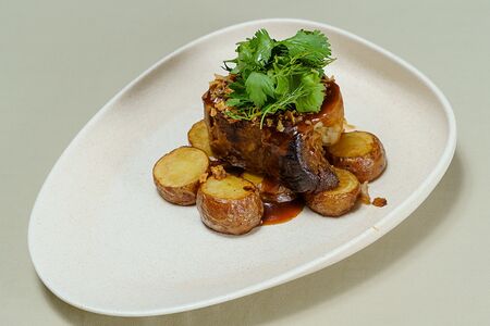 Буженина с молодым картофелем и хрустящим луком