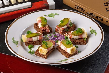 Бутерброды с маринованным салом