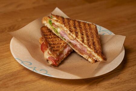 Сэндвич с сыром и ветчиной