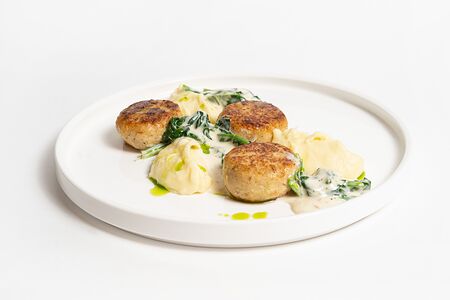 Котлеты из судака со сливочным шпинатом и воздушным картофельным пюре