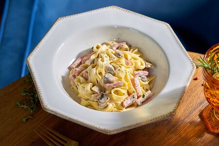 Фетучини с домашней ветчиной и грибами