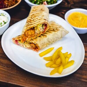 Фирменная шаурма с курицей и фри