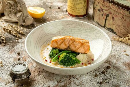 Стейк из лосося, обжаренный в хоспере, с паровыми овощами в сливочно-икорном соусе