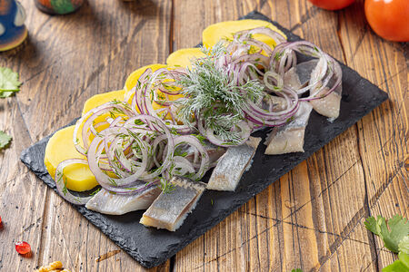 Селедка с отварной картошкой