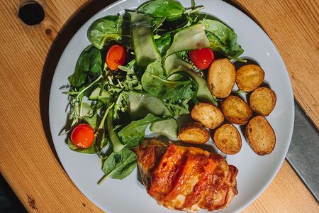 Куриная грудка капрезе с салатом