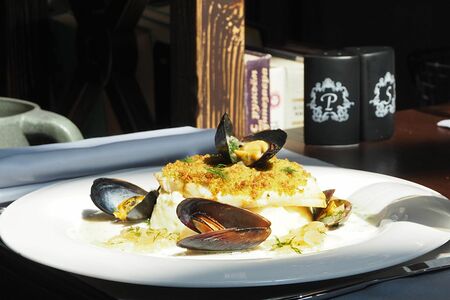 Стейк из трески с голубыми мидиями