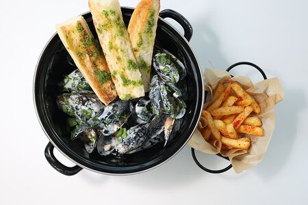 Мидии в сливочном соусе с трюфельным маслом, багетом и картофелем фри