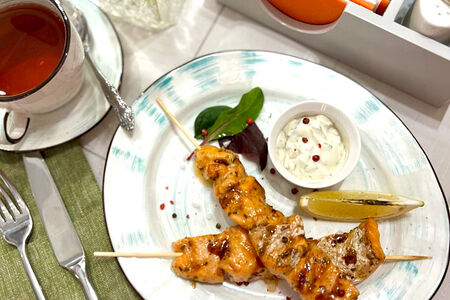 Шашлычок из семги на гриле с оливками и соусом тар-тар