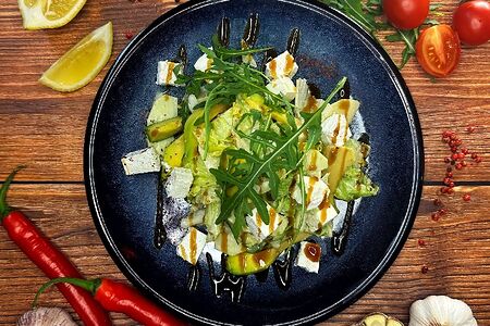 Салат с яблоком и авокадо