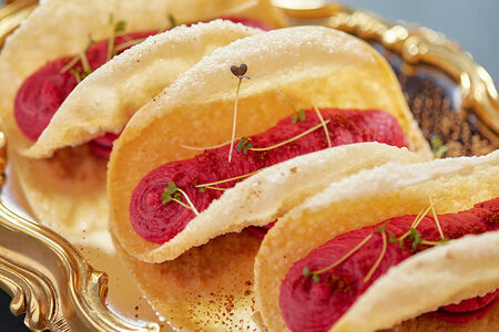 Тако со свекольным хумусом