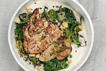 Куриное бедро со шпинатом, вешенками и пармезаном