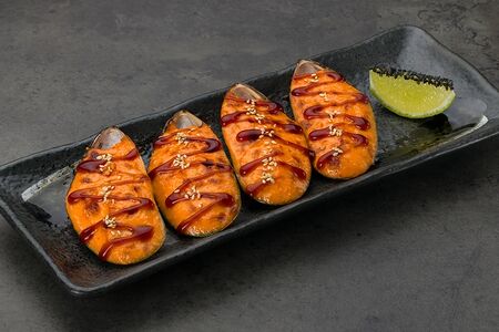 Запеченные Мидии с японским соусом спайси