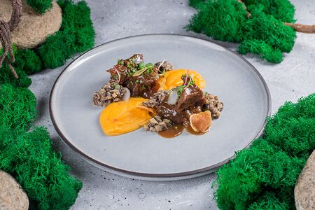 Говяжьи щечки с муссом из корнеплодов