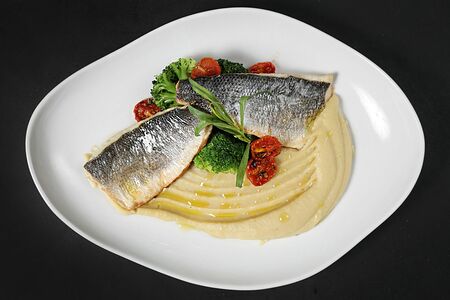 Сибас с пюре из фенхеля и брокколи