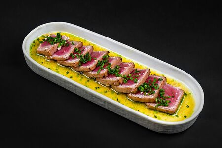 Тунец на гриле с соусом терияки и кунжутом