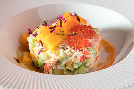 Салат с камчатским крабом, авокадо и манго