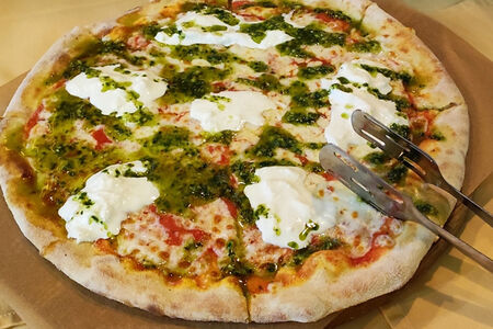 Пицца со страчателлой и песто