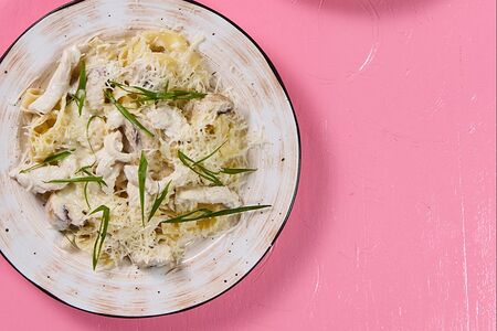 Паста с курицей и грибами в сливочном соусе