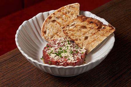 Тартар из говядины с соусом из печёного перца