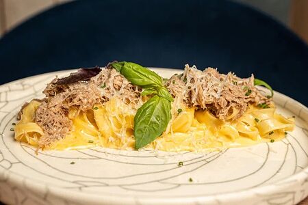 Паста с уткой конфи в сырном соусе