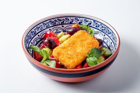 Греческий салат с жареным сыром