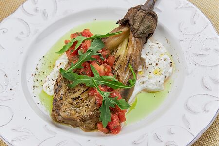 Печеный баклажан с молодым сыром и томатами