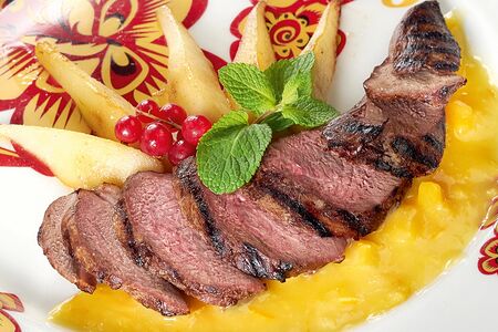 Утиная грудка с фруктами и апельсиновым соусом