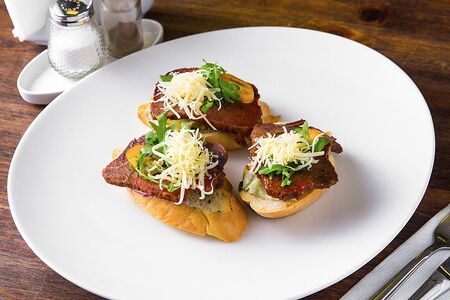 Брускетта с говядиной с луком в соусе Деми Гляс