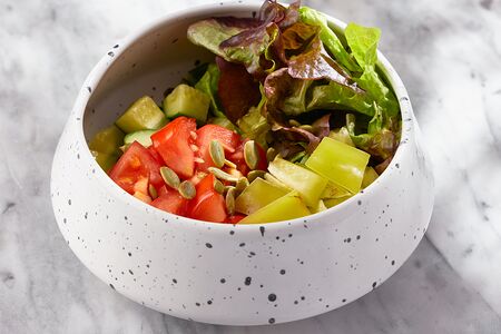 Зеленый салат со спелыми томатами, огурцом