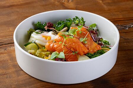 Салат с подкопченным лососем и соусом мисо-голландез