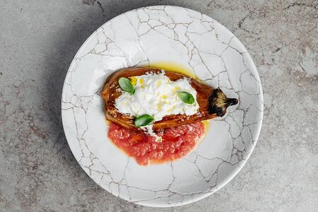 Баклажан гриль со страчателлой и томатной сальсой