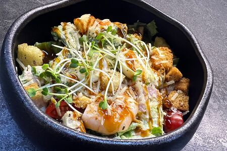 Цезарь с лососем и креветками