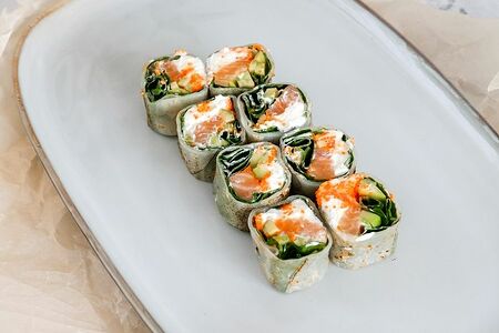 Ролл без риса со свежим лососем