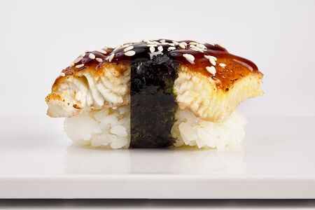 Нигири суши Угорь копченый