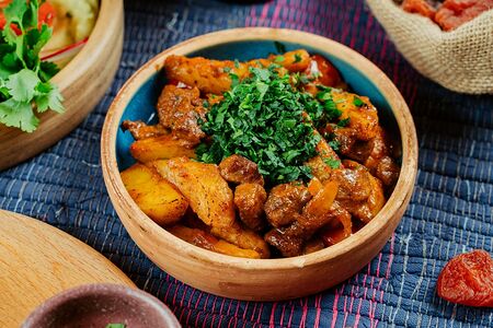 Куриная грудка с томатами и авокадо