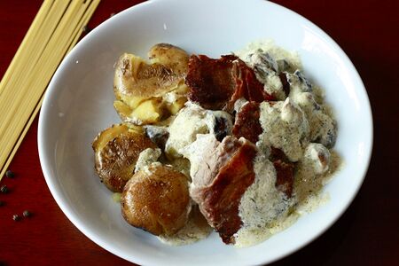 Свиные медальоны в беконе с картофелем