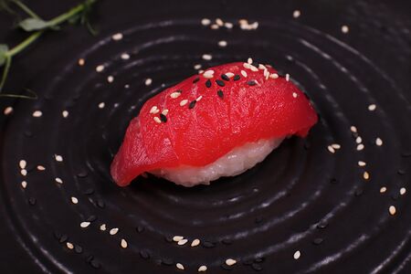 Суши с тунцом