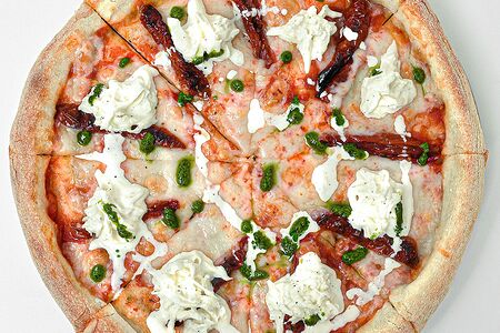 Пицца с вялеными томатами и страчателлой