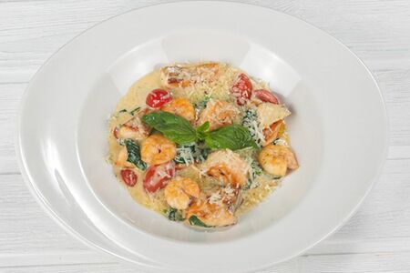 Филе лосося с креветками в сливочном соусе