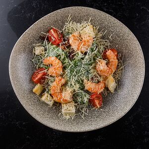 Салат Цезарь с креветкой