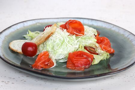 Салат Цезарь с лососем