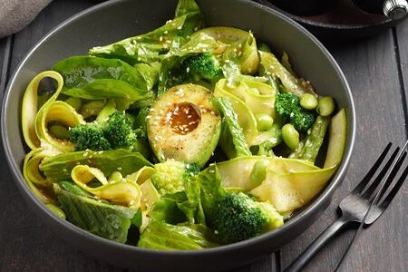 Зелёный салат с авокадо гриль