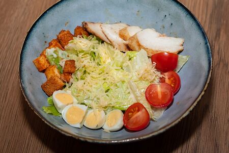 Салат Цезарь с курицей