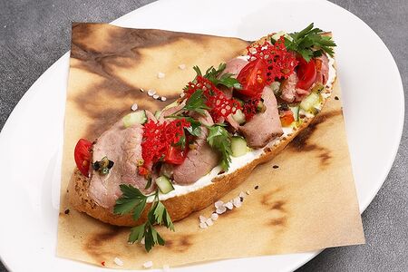 Брускетта с домашним ростбифом