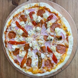 Мясная пицца на тонком тесте