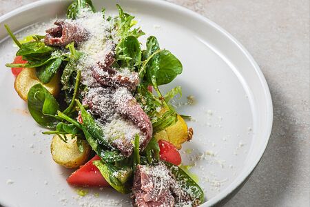 Салат с ростбифом, томатами кимчи, картофелем и цуккини гриль